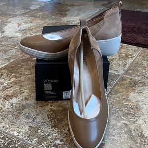 Vionic Women's Tan and Cream Slip-On Shoes